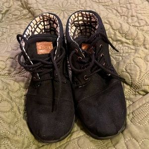 Tom’s youth shoes. Black